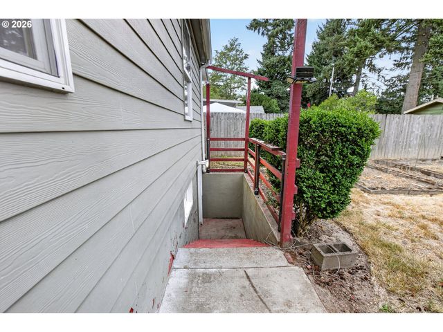 2275 CENTER St Ne, Salem, OR 97301