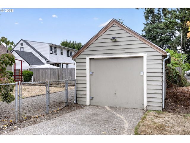 2275 CENTER St Ne, Salem, OR 97301