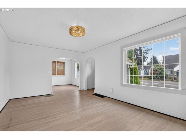 2275 CENTER St Ne, Salem, OR 97301