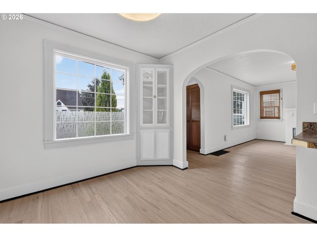 2275 CENTER St Ne, Salem, OR 97301