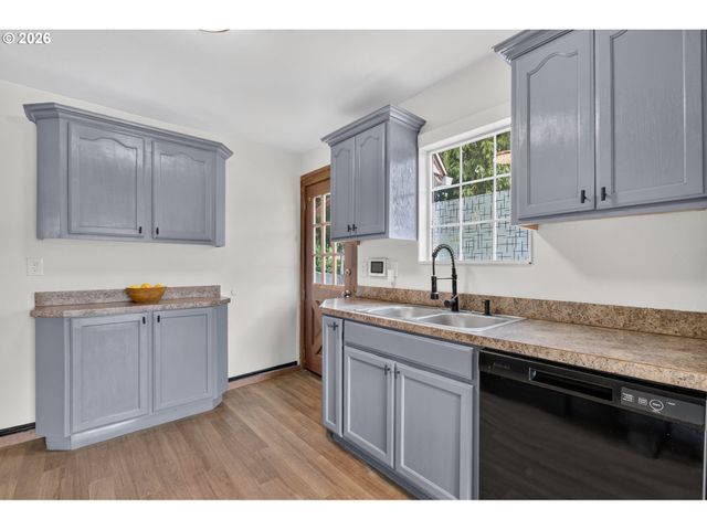 2275 CENTER St Ne, Salem, OR 97301