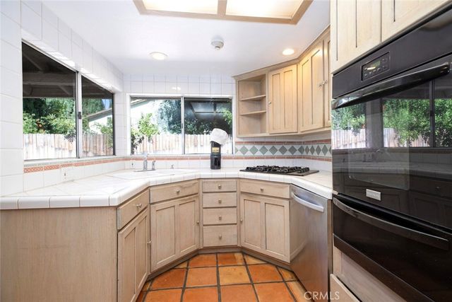 18119 Calvert Street, Tarzana, CA 91335
