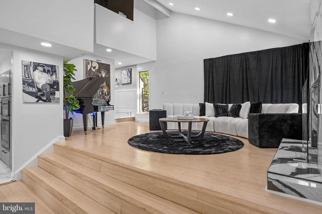 8 CHIPLEY RUN, Voorhees, NJ 08043