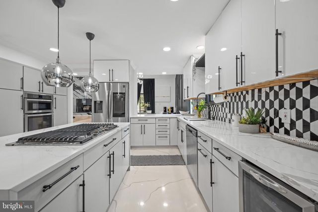 8 CHIPLEY RUN, Voorhees, NJ 08043