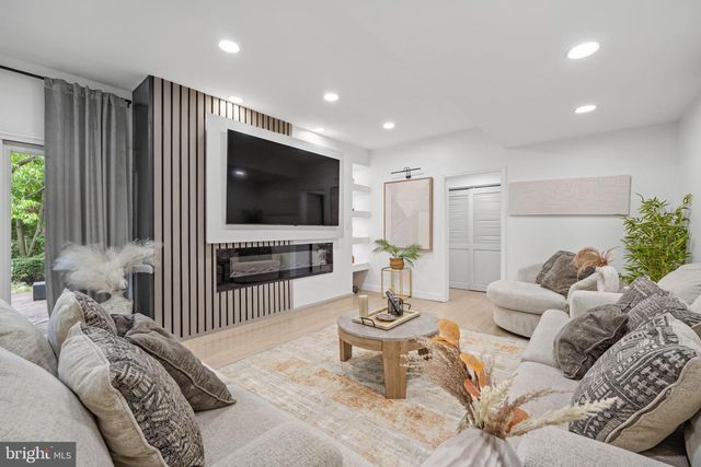 8 CHIPLEY RUN, Voorhees, NJ 08043