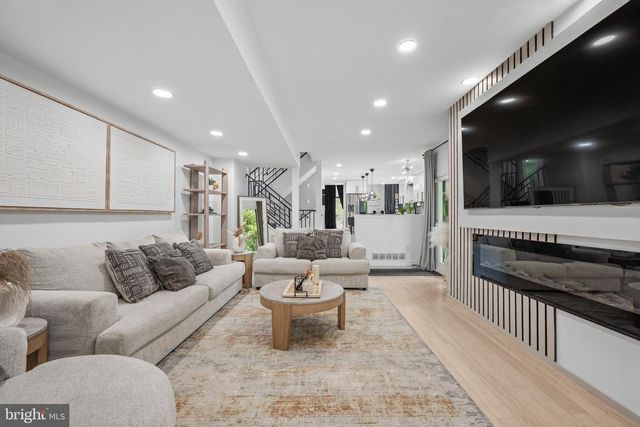 8 CHIPLEY RUN, Voorhees, NJ 08043