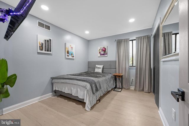 8 CHIPLEY RUN, Voorhees, NJ 08043