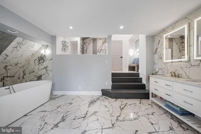 8 CHIPLEY RUN, Voorhees, NJ 08043