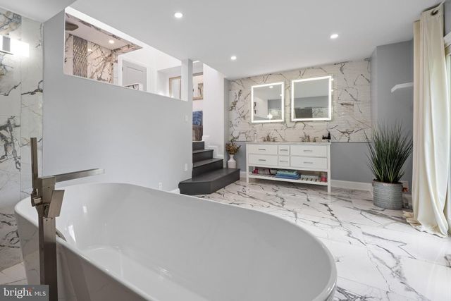 8 CHIPLEY RUN, Voorhees, NJ 08043