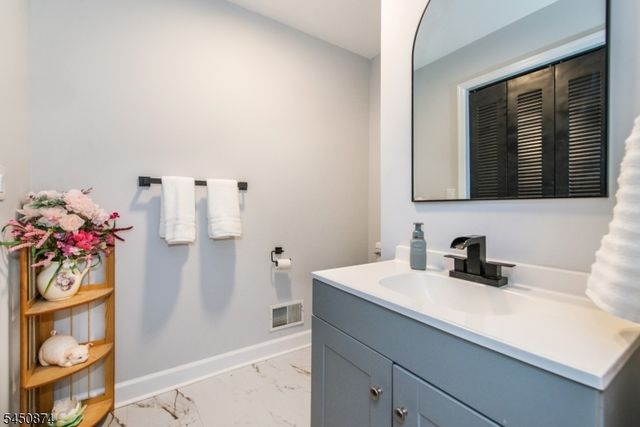 16 Cotton Ct, Hardyston Twp., NJ 07419