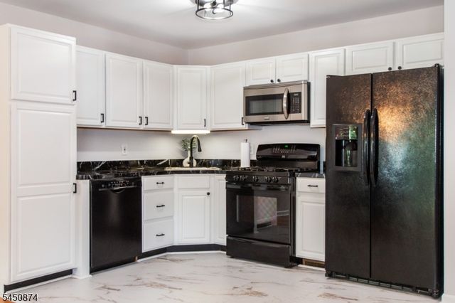 16 Cotton Ct, Hardyston Twp., NJ 07419