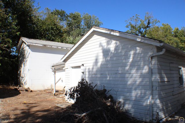3228 SE 6th St, Topeka, KS 66607