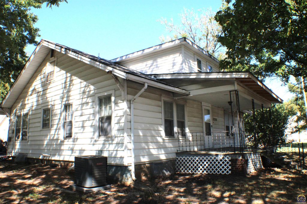 3228 SE 6th St, Topeka, KS 66607