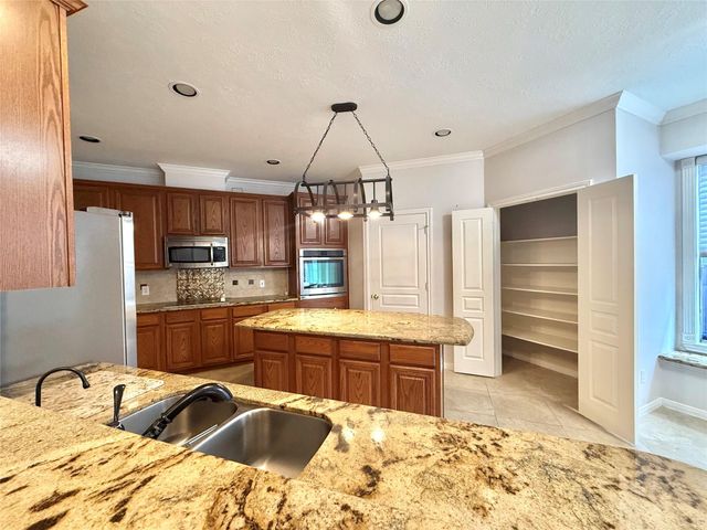 12023 Flamingo Lakes, Houston, TX 77065