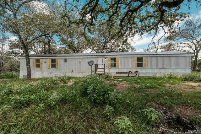 131 Flores Oaks, Floresville, TX 78114