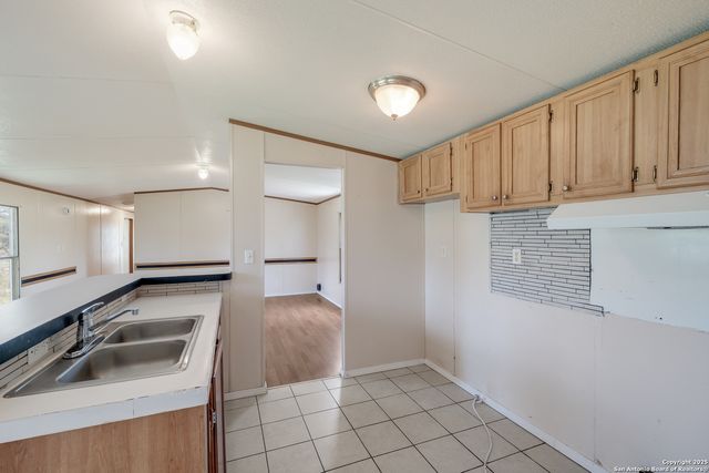 131 Flores Oaks, Floresville, TX 78114