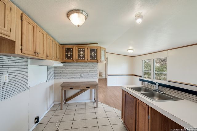 131 Flores Oaks, Floresville, TX 78114