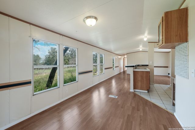 131 Flores Oaks, Floresville, TX 78114