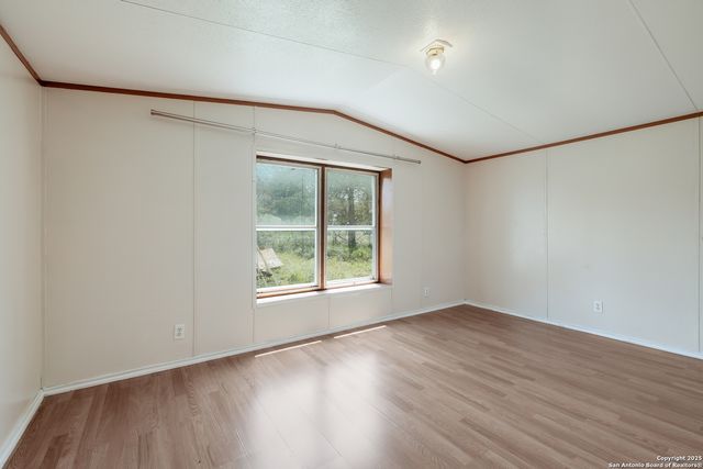 131 Flores Oaks, Floresville, TX 78114