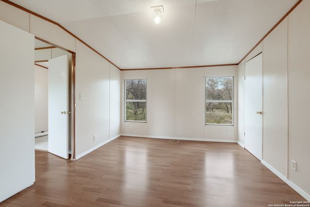 131 Flores Oaks, Floresville, TX 78114
