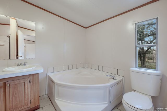 131 Flores Oaks, Floresville, TX 78114