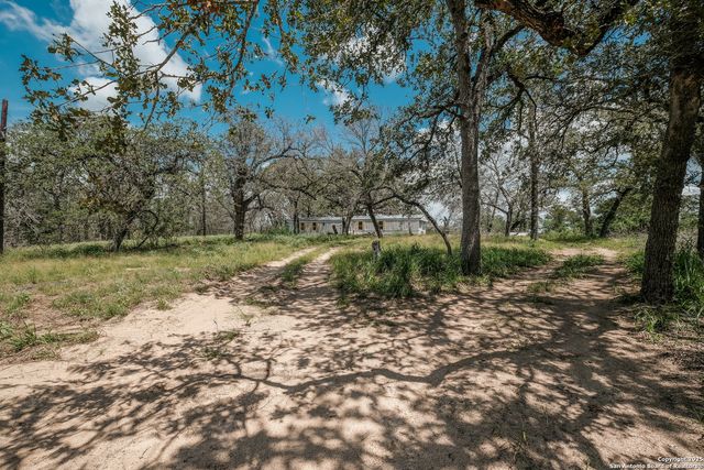 131 Flores Oaks, Floresville, TX 78114
