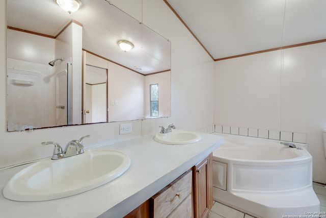 131 Flores Oaks, Floresville, TX 78114
