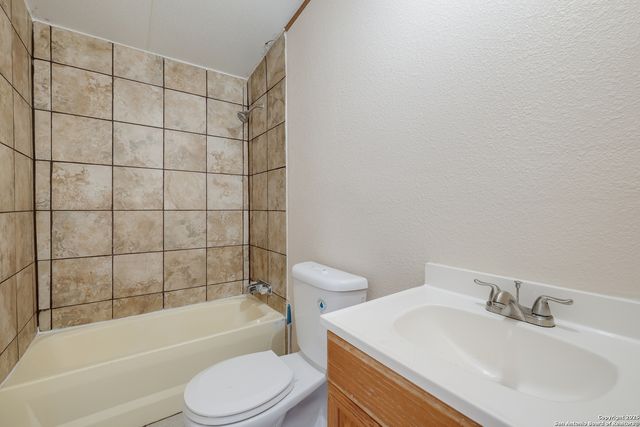 131 Flores Oaks, Floresville, TX 78114