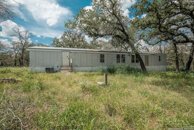 131 Flores Oaks, Floresville, TX 78114