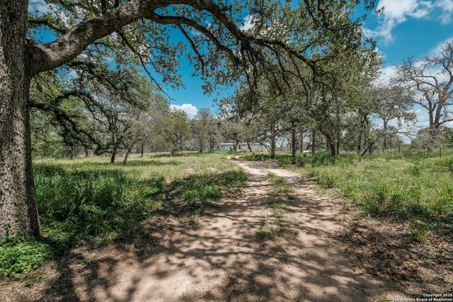 131 Flores Oaks, Floresville, TX 78114