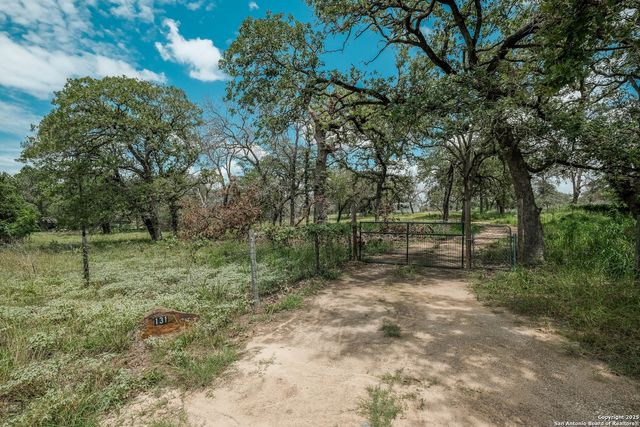 131 Flores Oaks, Floresville, TX 78114