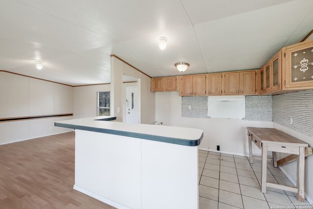 131 Flores Oaks, Floresville, TX 78114