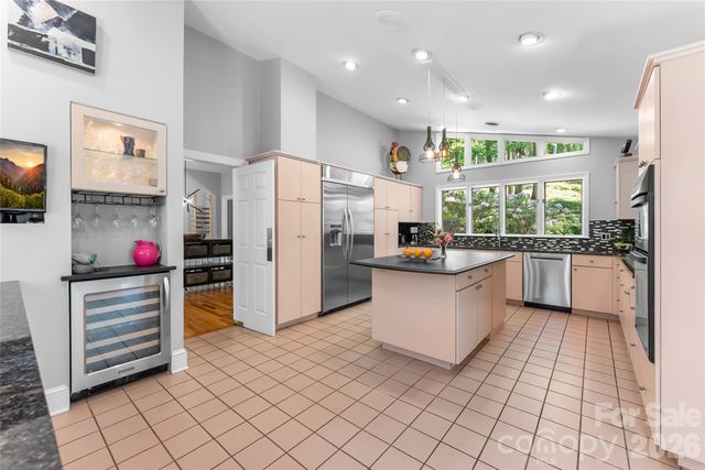 200 Robinhood Road, Asheville, NC 28804
