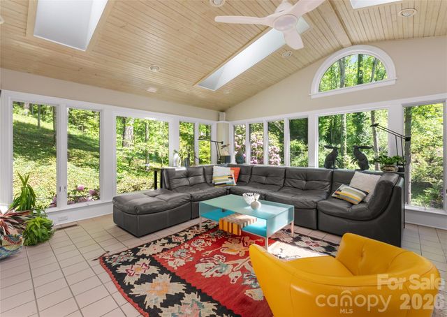 200 Robinhood Road, Asheville, NC 28804