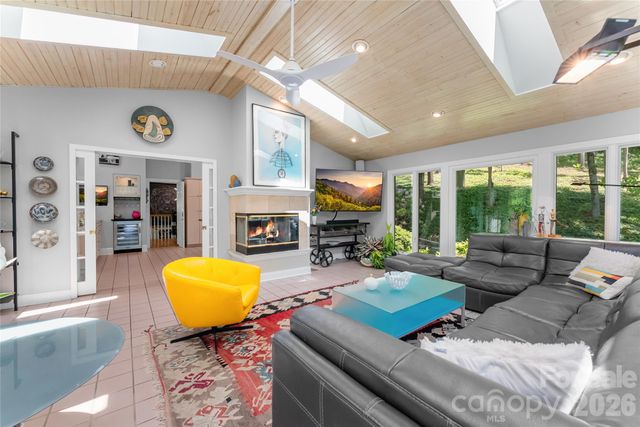 200 Robinhood Road, Asheville, NC 28804