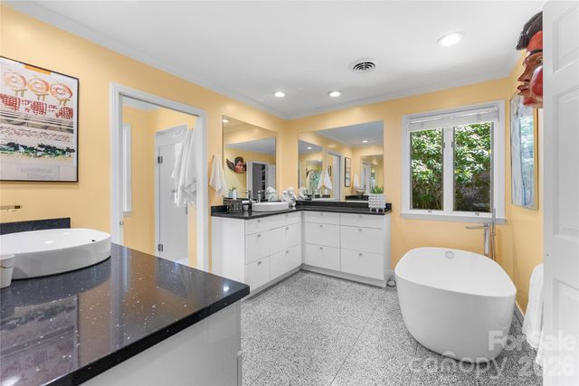 200 Robinhood Road, Asheville, NC 28804