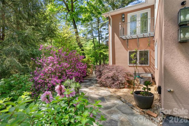 200 Robinhood Road, Asheville, NC 28804