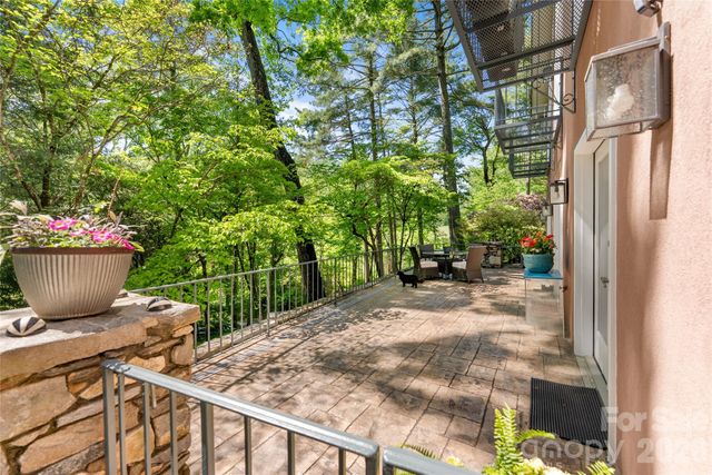200 Robinhood Road, Asheville, NC 28804