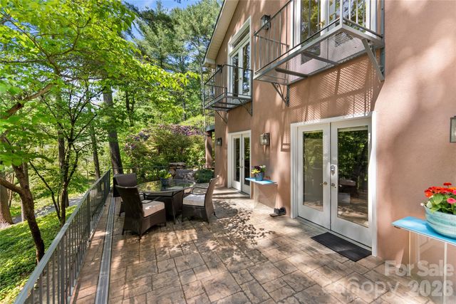 200 Robinhood Road, Asheville, NC 28804