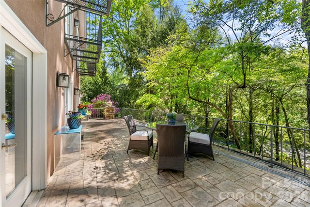 200 Robinhood Road, Asheville, NC 28804