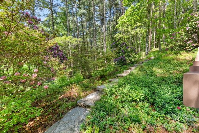 200 Robinhood Road, Asheville, NC 28804