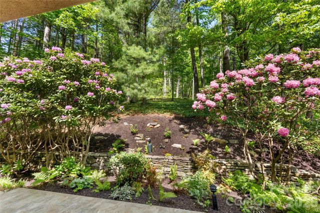 200 Robinhood Road, Asheville, NC 28804