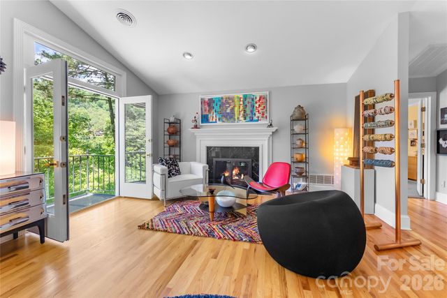200 Robinhood Road, Asheville, NC 28804
