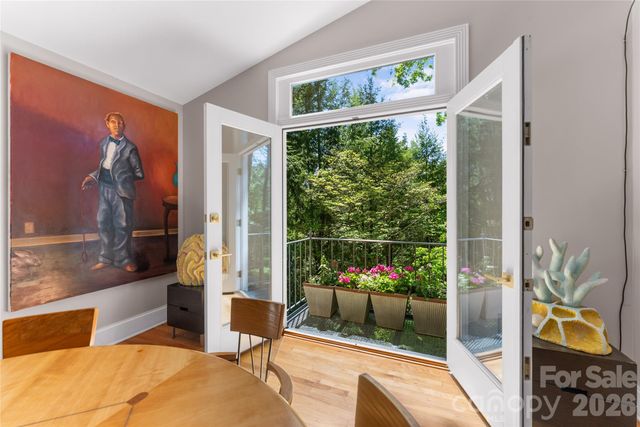 200 Robinhood Road, Asheville, NC 28804