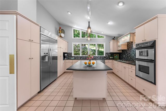200 Robinhood Road, Asheville, NC 28804