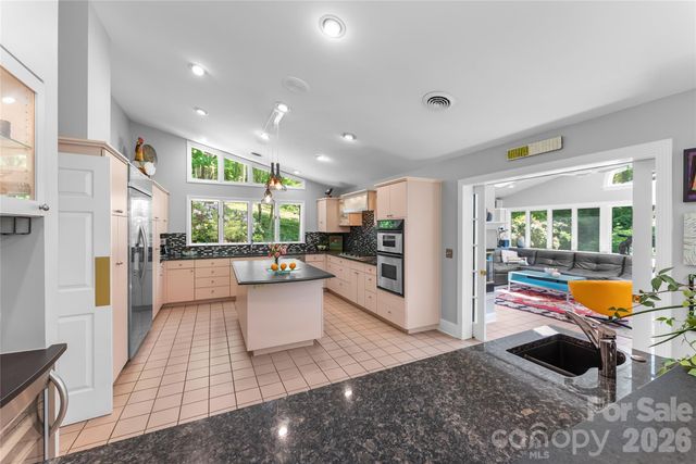 200 Robinhood Road, Asheville, NC 28804