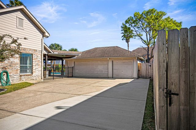 1305 Buttonwood Drive, Friendswood, TX 77546