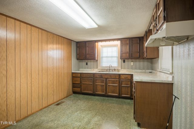 200 Massengill Place, Bluff City, TN 37618