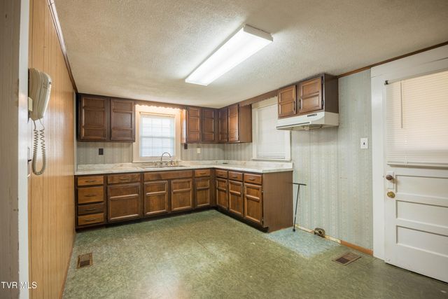 200 Massengill Place, Bluff City, TN 37618