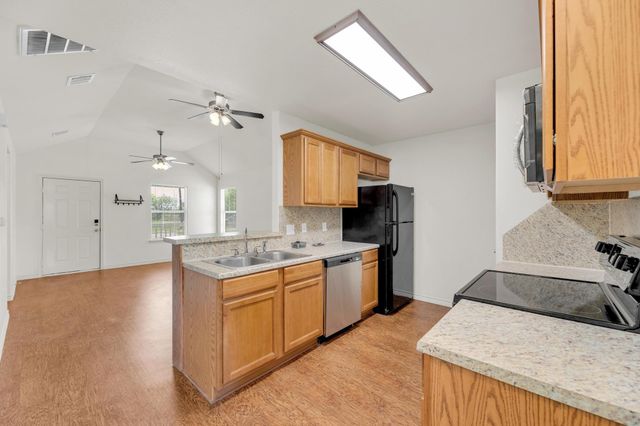 128 2nd Ave, Taylor, TX 76574